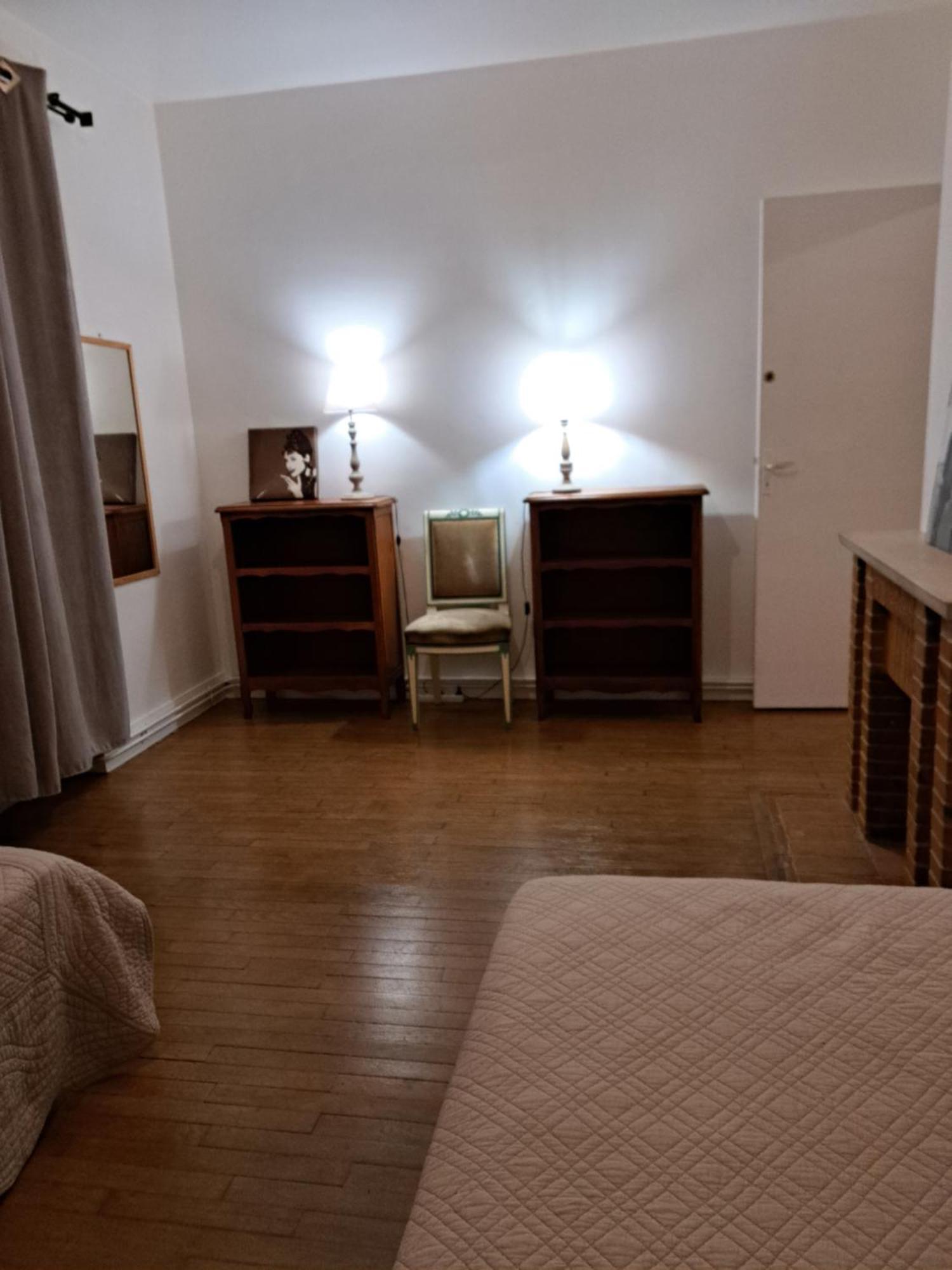 Charmant Appartement Au Pied Du Chateau Жьен Экстерьер фото